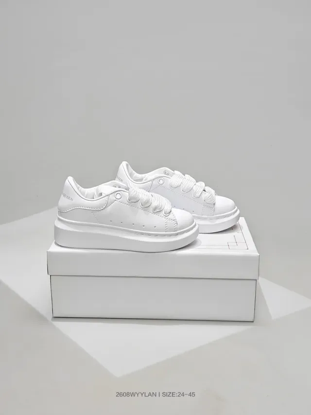 Alexander McQueen Tênis oversized pretos lifestyle 2