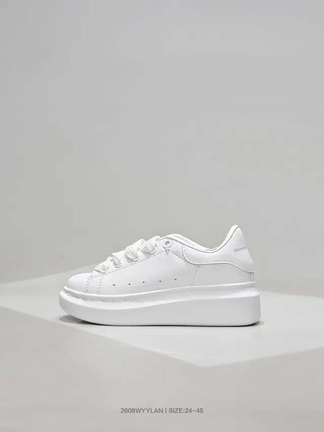 Alexander McQueen Tênis oversized pretos lifestyle 3