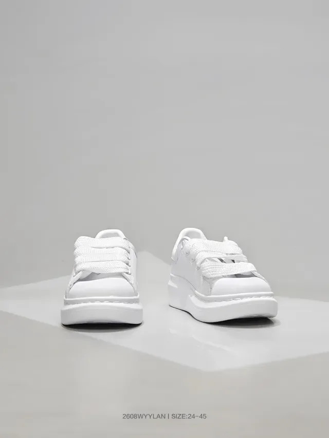 Alexander McQueen Tênis oversized pretos lifestyle 4