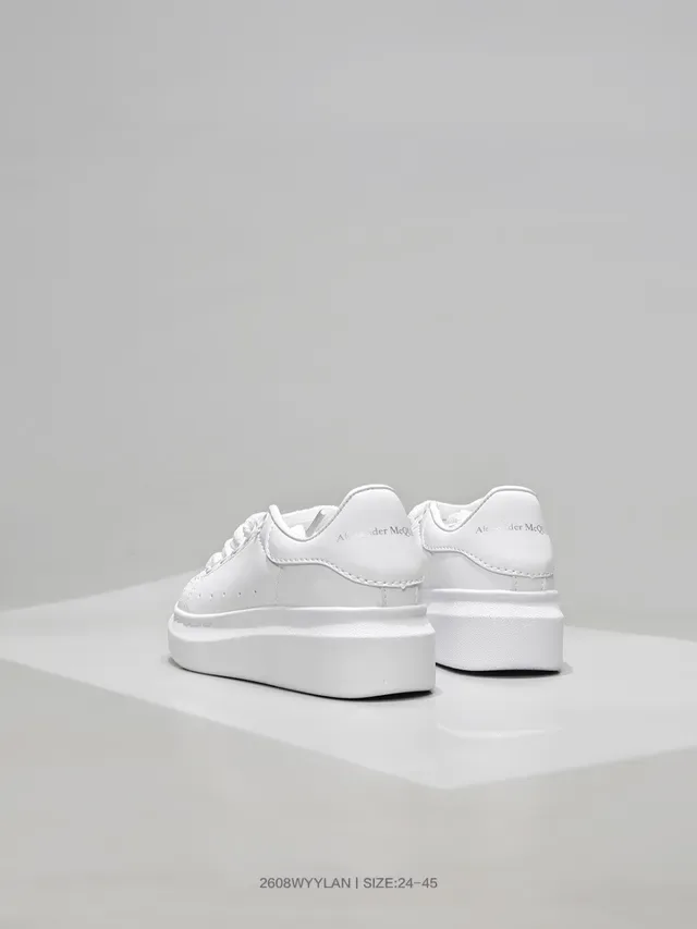 Alexander McQueen Tênis oversized pretos lifestyle 5