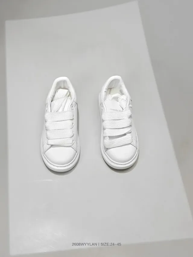 Alexander McQueen Tênis oversized pretos lifestyle 6