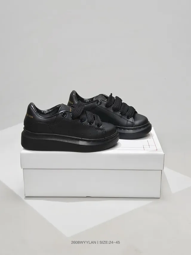 Alexander McQueen Tênis oversized pretos lifestyle 8