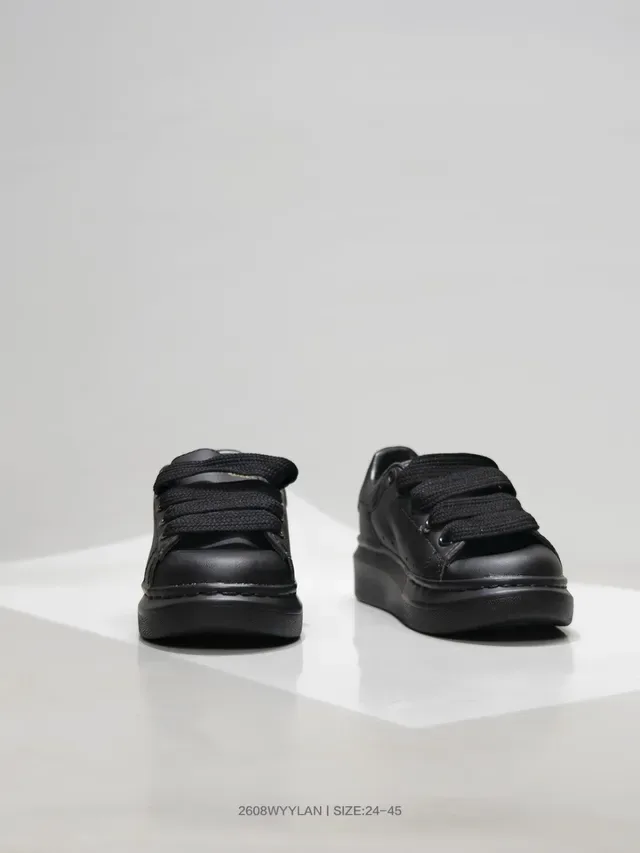 Alexander McQueen Tênis oversized pretos lifestyle 11