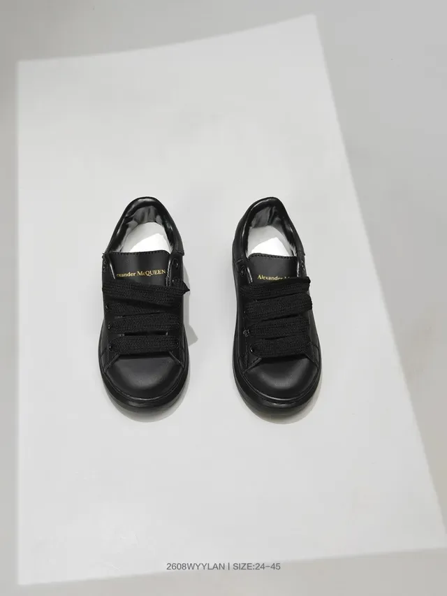 Alexander McQueen Tênis oversized pretos lifestyle 13