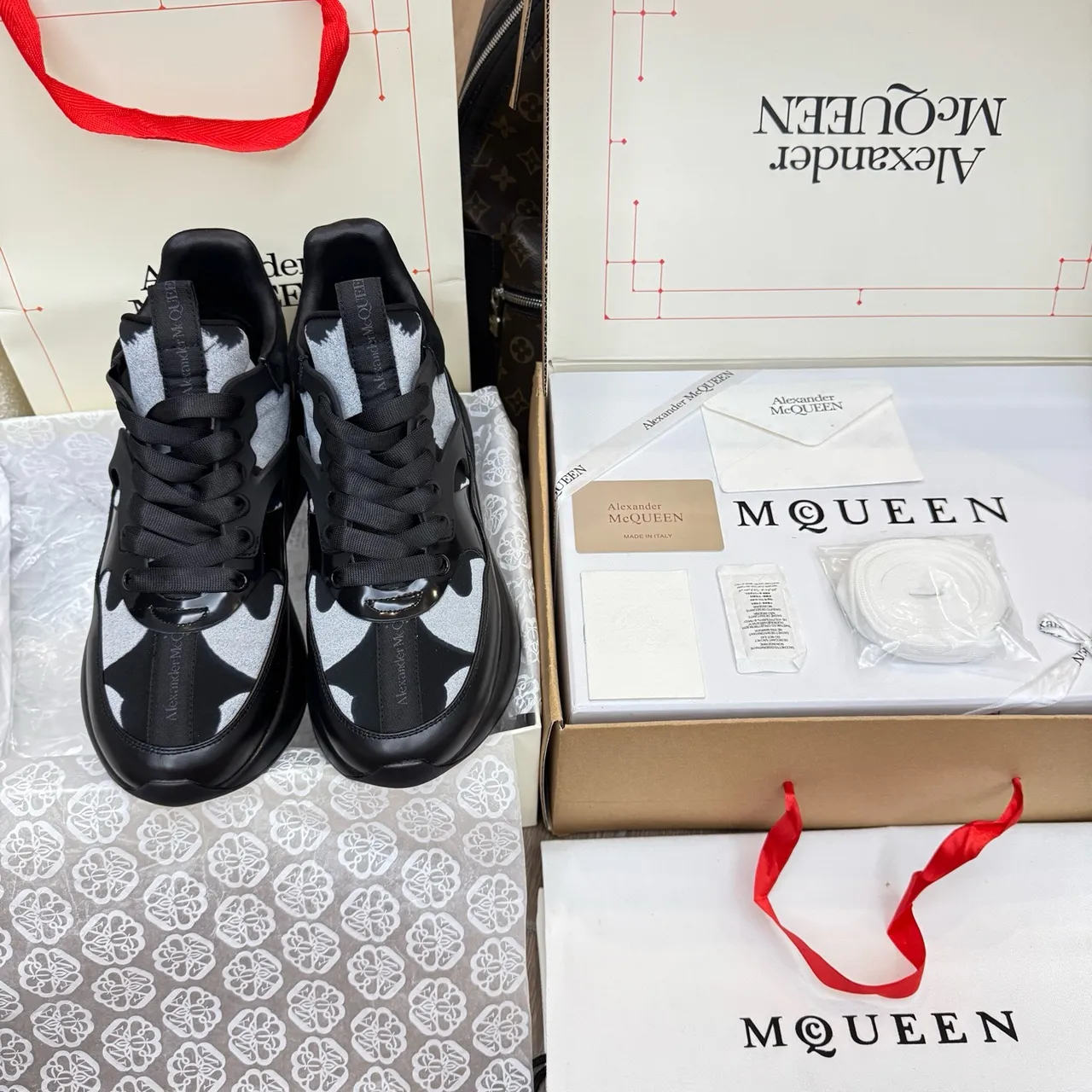Alexander McQueen Oversized Sneaker काला चांदी कैमो चंकी स्नीकर 3
