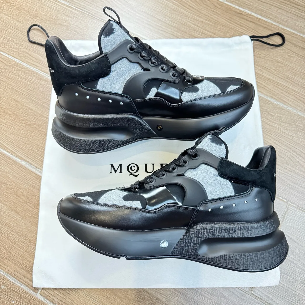 Alexander McQueen Oversized Sneaker काला चांदी कैमो चंकी स्नीकर 6