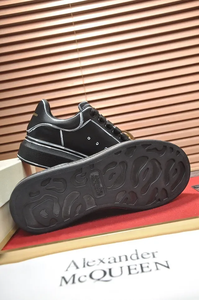Alexander McQueen 黑白 Oversized Sneaker 轮廓对比缝线 生活方式鞋 4