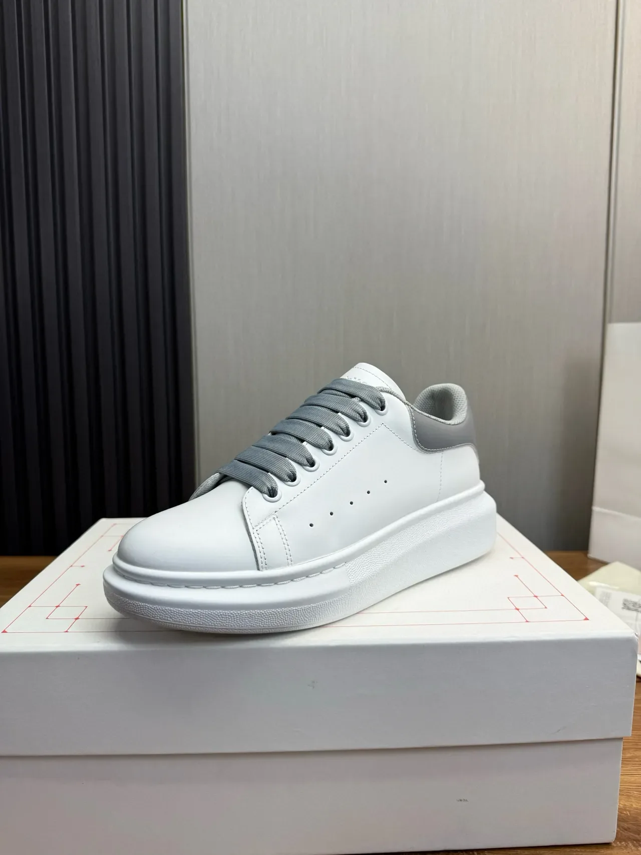 Alexander McQueen حذاء رياضي كبير الحجم أبيض و رمادي حذاء أسلوب الحياة 2