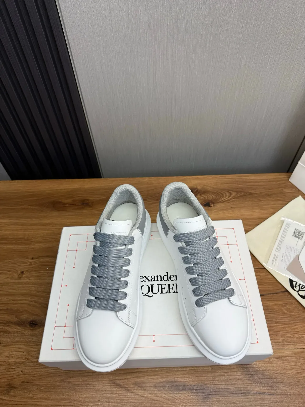 Alexander McQueen حذاء رياضي كبير الحجم أبيض و رمادي حذاء أسلوب الحياة 3