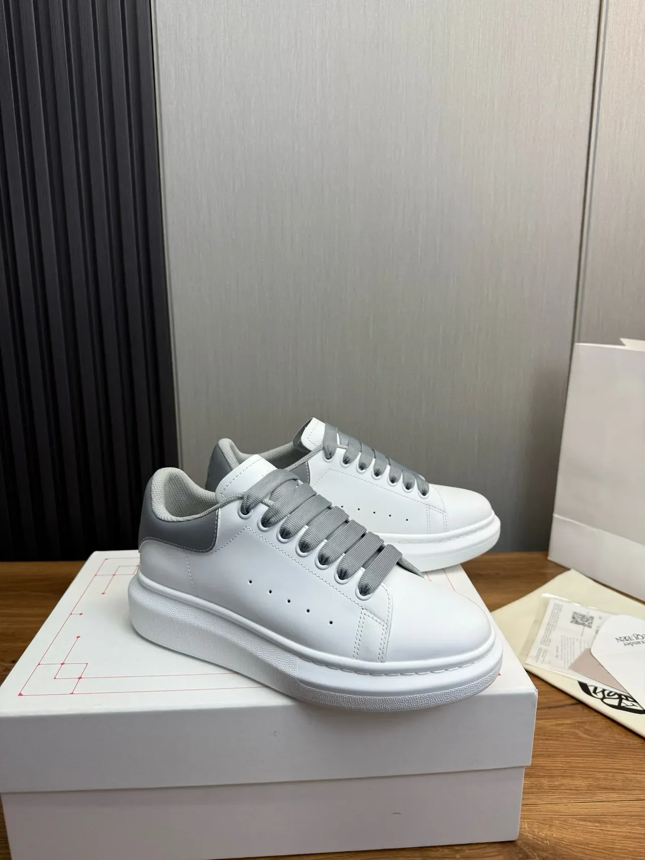 Alexander McQueen حذاء رياضي كبير الحجم أبيض و رمادي حذاء أسلوب الحياة 4