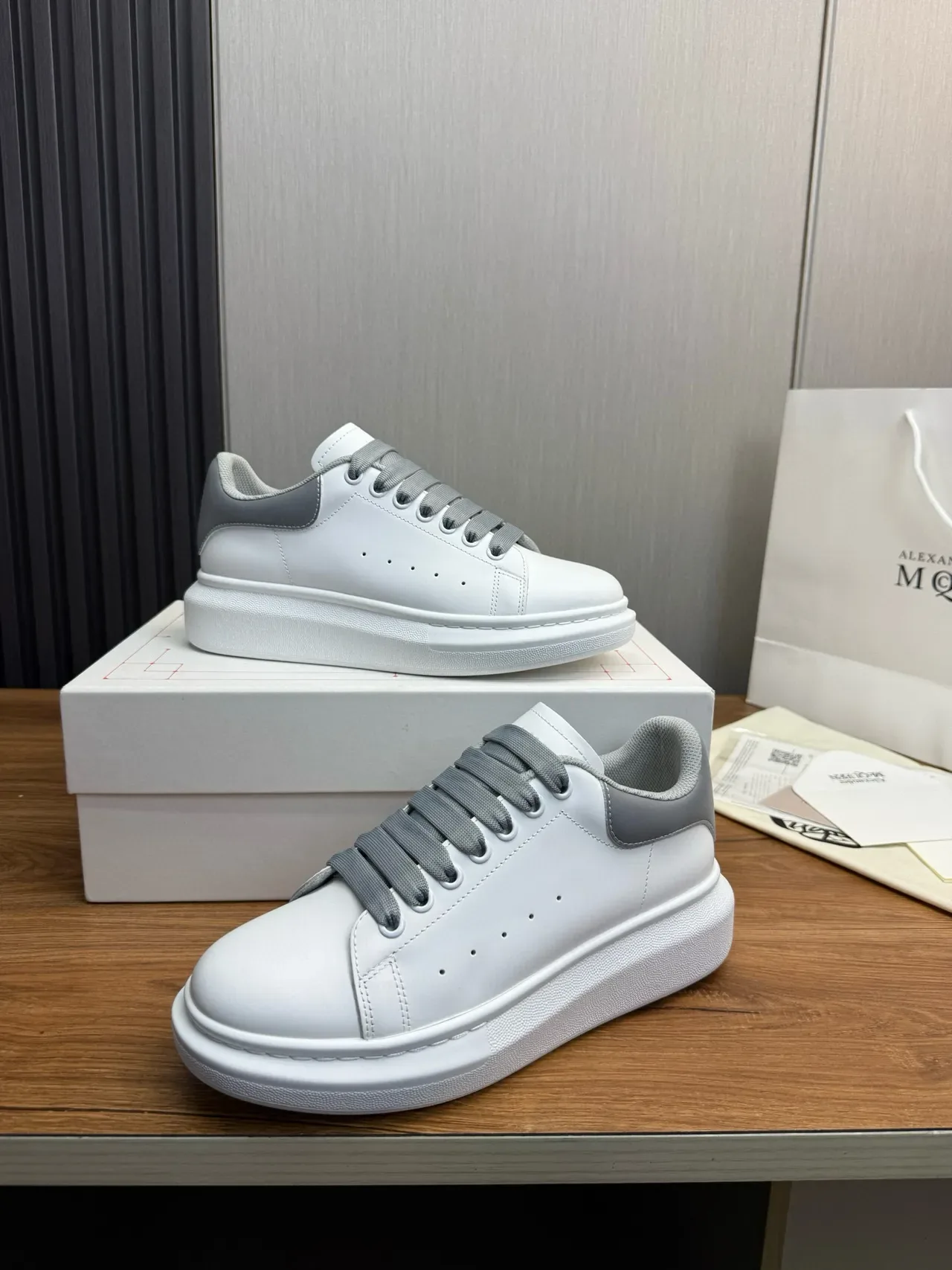 Alexander McQueen حذاء رياضي كبير الحجم أبيض و رمادي حذاء أسلوب الحياة 5