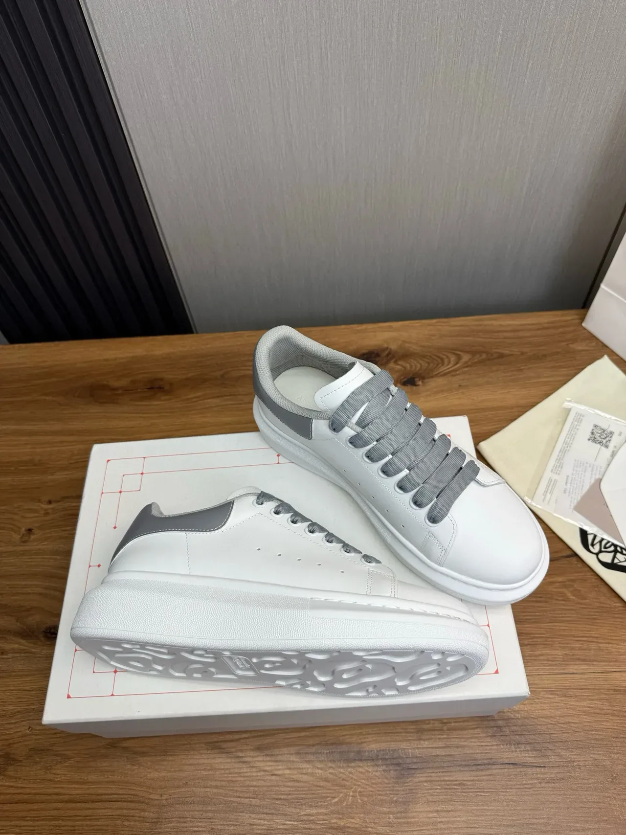 Alexander McQueen حذاء رياضي كبير الحجم أبيض و رمادي حذاء أسلوب الحياة 6