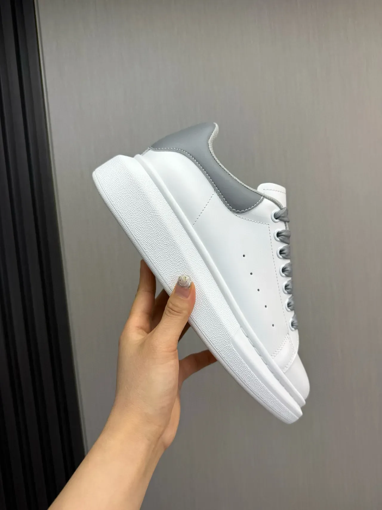 Alexander McQueen حذاء رياضي كبير الحجم أبيض و رمادي حذاء أسلوب الحياة 7