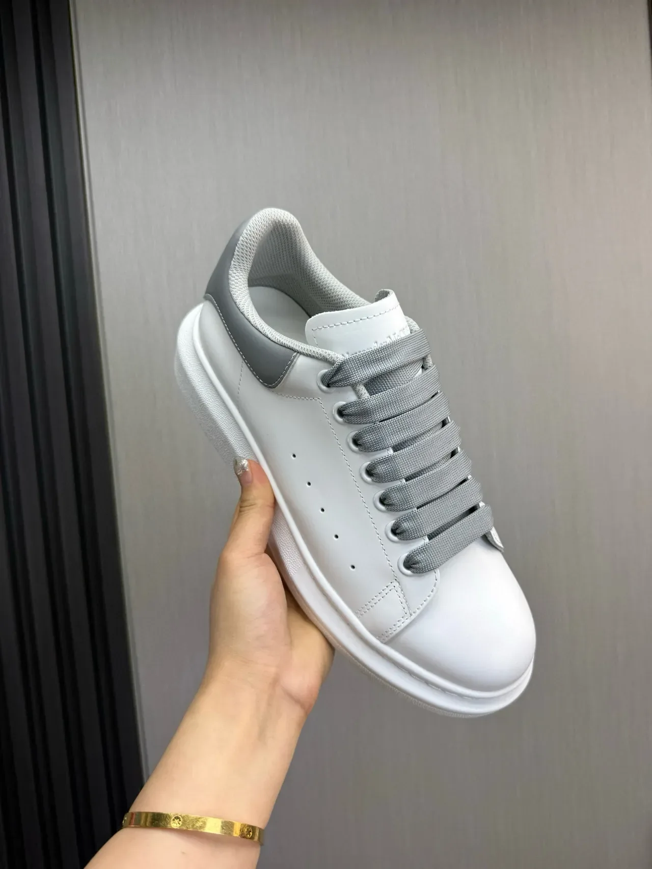 Alexander McQueen حذاء رياضي كبير الحجم أبيض و رمادي حذاء أسلوب الحياة 8