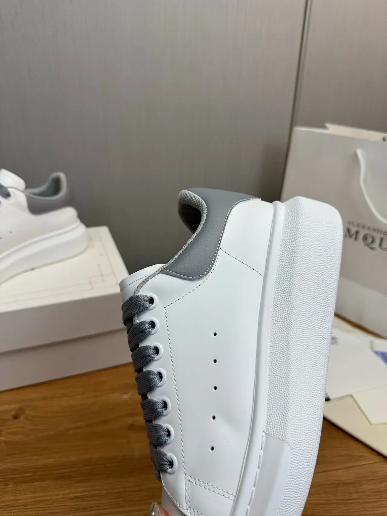 Alexander McQueen حذاء رياضي كبير الحجم أبيض و رمادي حذاء أسلوب الحياة 9