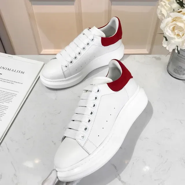 Alexander McQueen حذاء رياضي كبير الحجم أبيض وأحمر نمط حياة 2