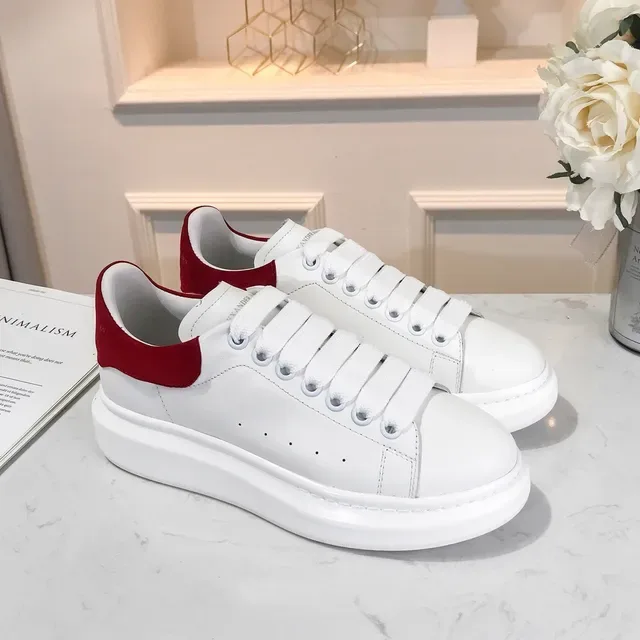 Alexander McQueen حذاء رياضي كبير الحجم أبيض وأحمر نمط حياة 3
