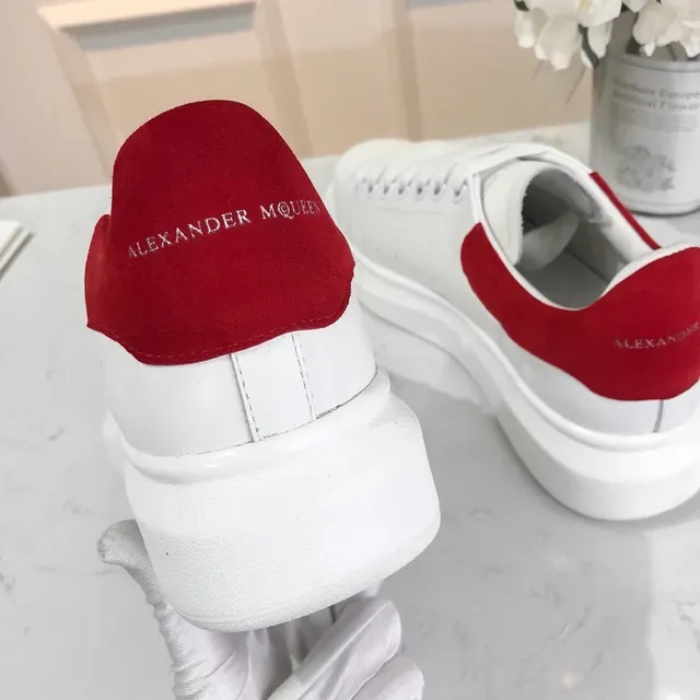 Alexander McQueen حذاء رياضي كبير الحجم أبيض وأحمر نمط حياة 4