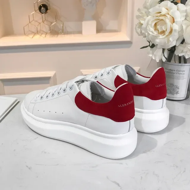 Alexander McQueen حذاء رياضي كبير الحجم أبيض وأحمر نمط حياة 5