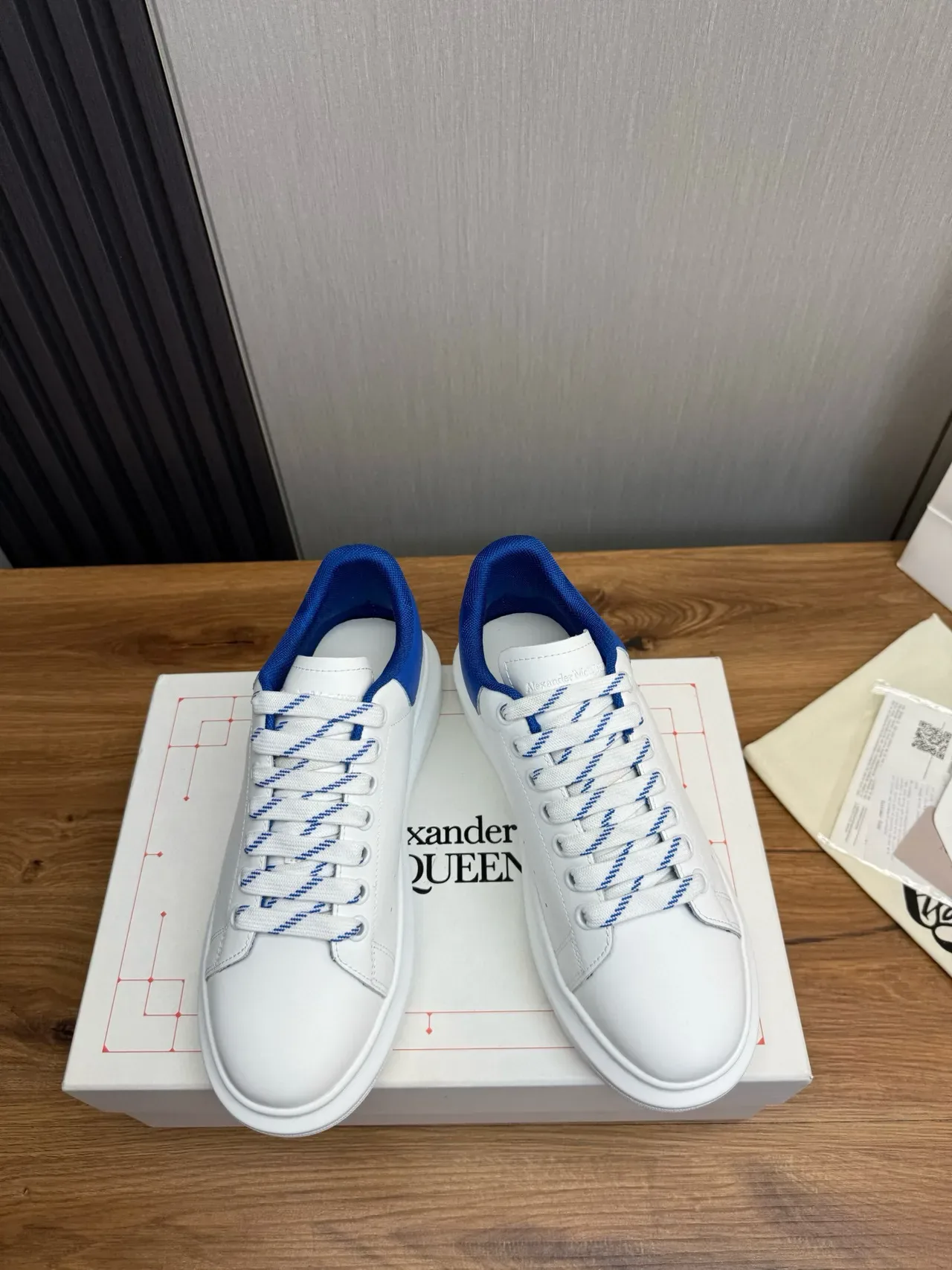 Alexander McQueen sneaker oversized blanc et bleu royal lifestyle sneaker 2