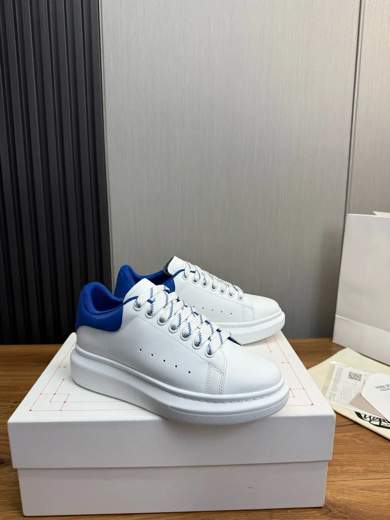Alexander McQueen sneaker oversized blanc et bleu royal lifestyle sneaker 3