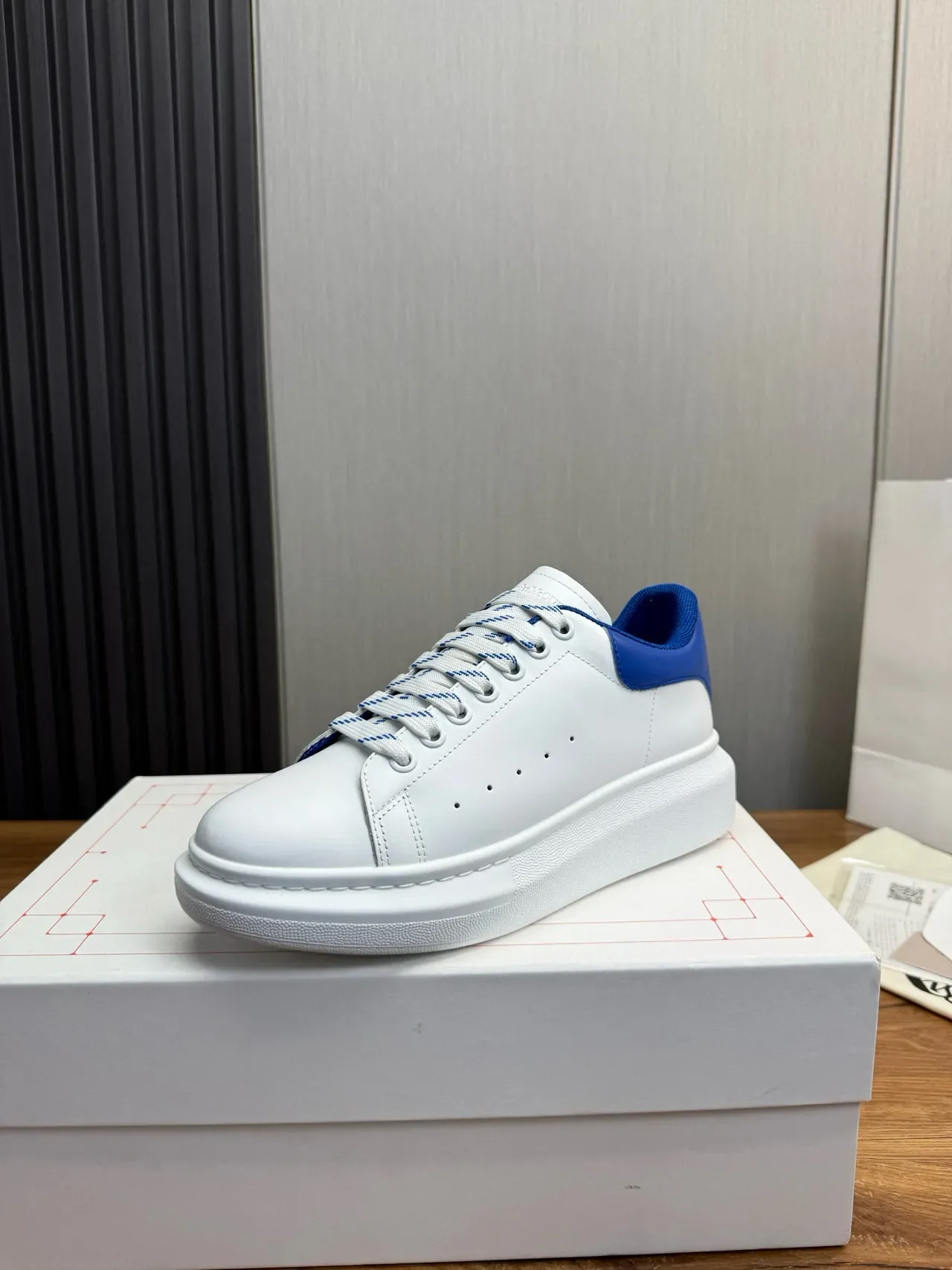Alexander McQueen sneaker oversized blanc et bleu royal lifestyle sneaker 4