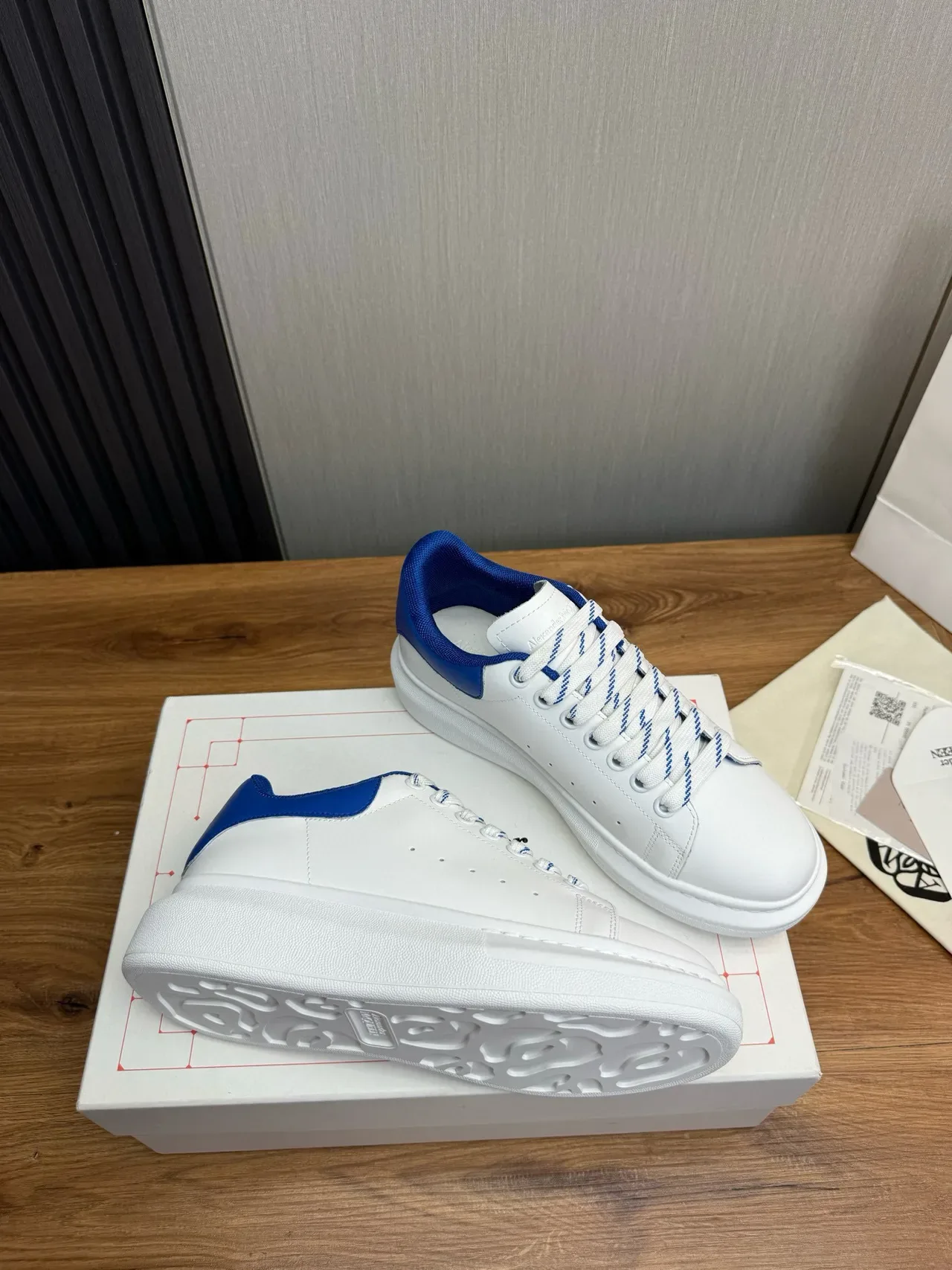 Alexander McQueen sneaker oversized blanc et bleu royal lifestyle sneaker 5