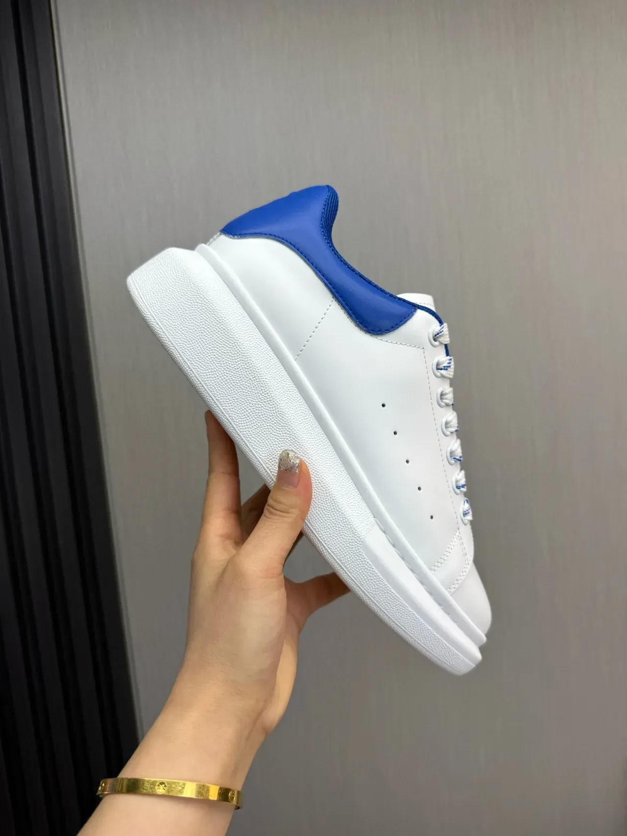 Alexander McQueen sneaker oversized blanc et bleu royal lifestyle sneaker 6