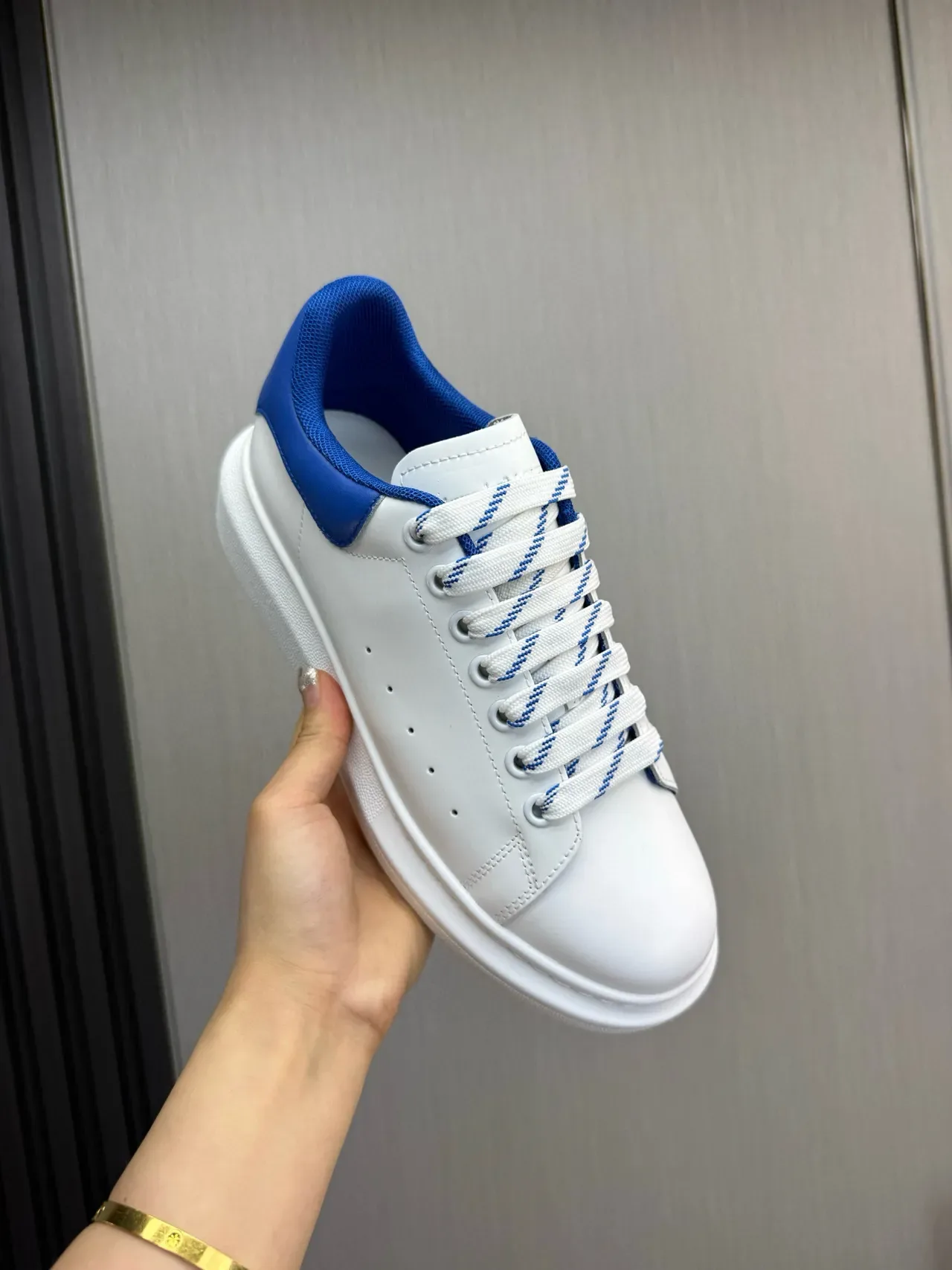 Alexander McQueen sneaker oversized blanc et bleu royal lifestyle sneaker 7