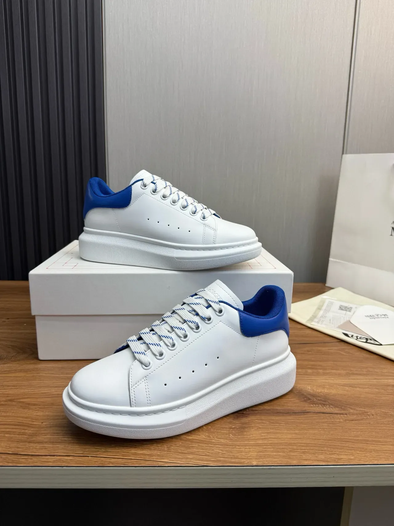Alexander McQueen sneaker oversized blanc et bleu royal lifestyle sneaker 8