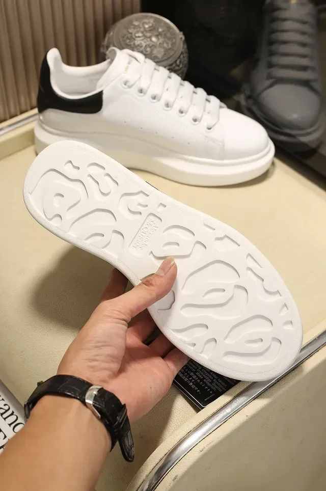 Alexander McQueen 白色黑色超大轮廓皮革上层生活方式运动鞋 5