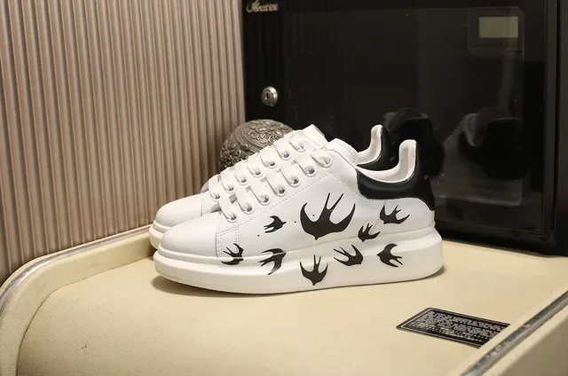 Alexander McQueen 白色黑色超大轮廓皮革上层生活方式运动鞋 9