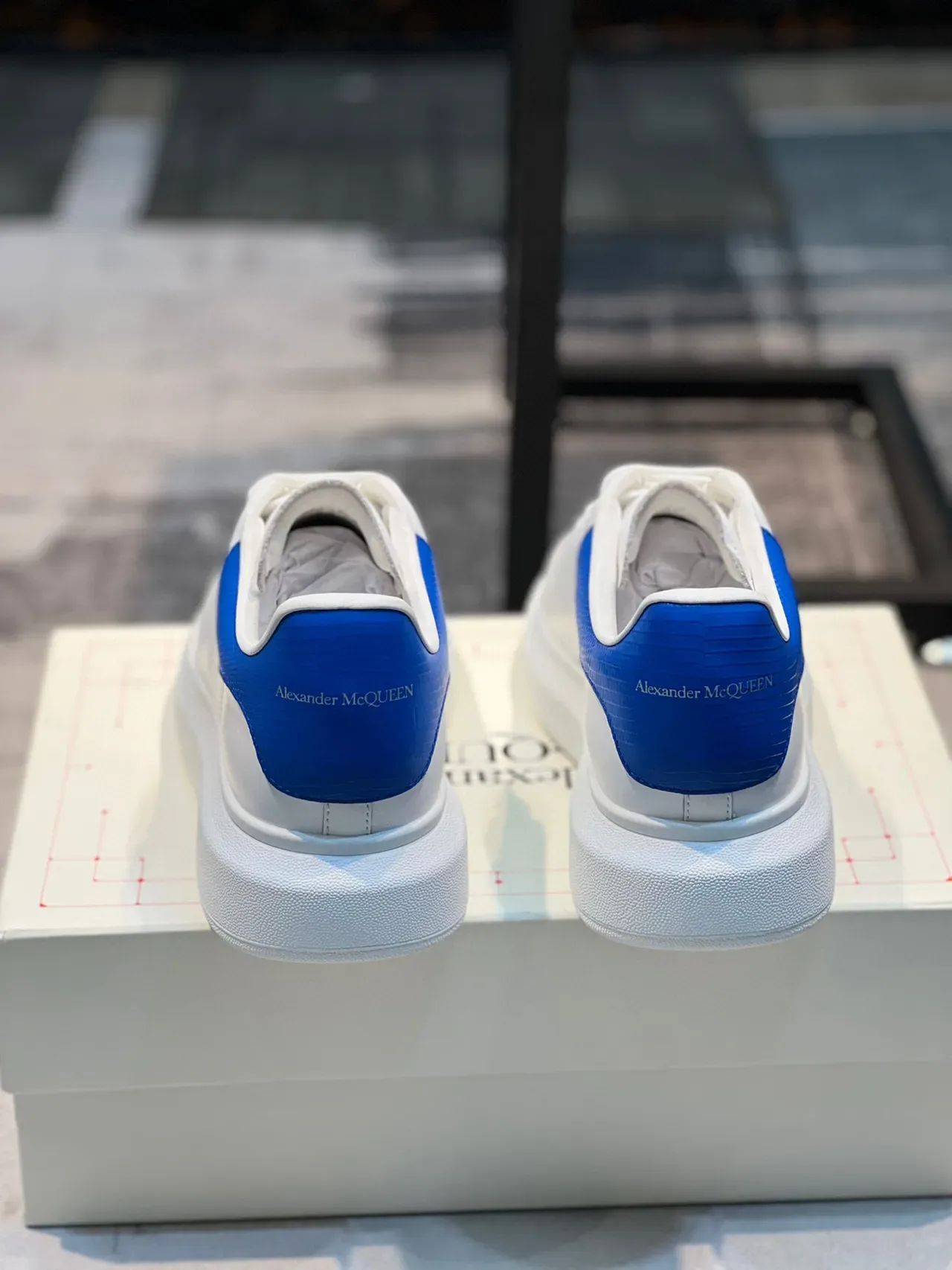 Alexander McQueen 白色蓝色 超大运动鞋 平台鞋底 光滑皮革鞋面 生活方式运动鞋 2