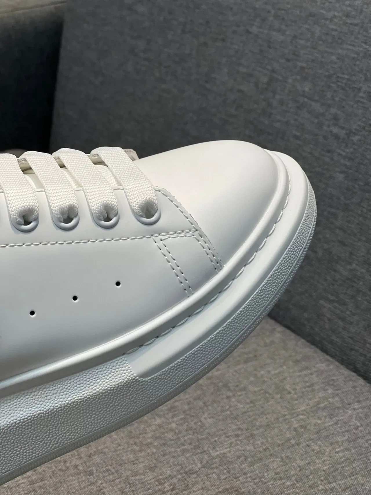 Alexander McQueen 白色蓝色 超大运动鞋 平台鞋底 光滑皮革鞋面 生活方式运动鞋 3