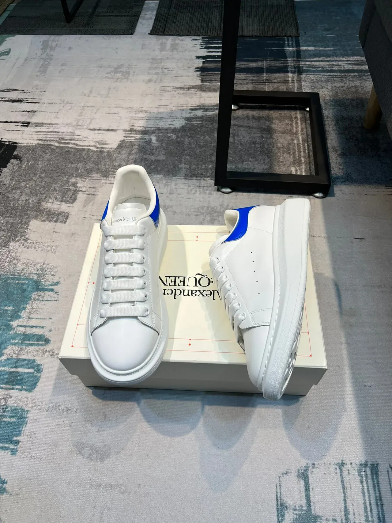 Alexander McQueen 白色蓝色 超大运动鞋 平台鞋底 光滑皮革鞋面 生活方式运动鞋 4