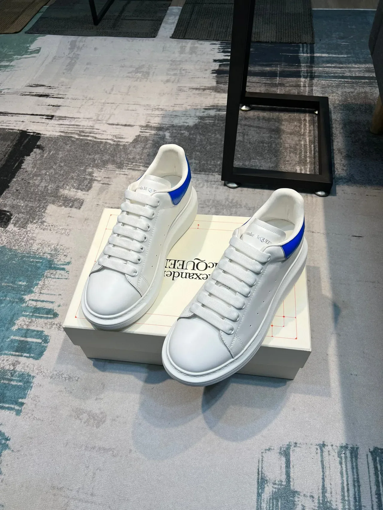 Alexander McQueen 白色蓝色 超大运动鞋 平台鞋底 光滑皮革鞋面 生活方式运动鞋 5