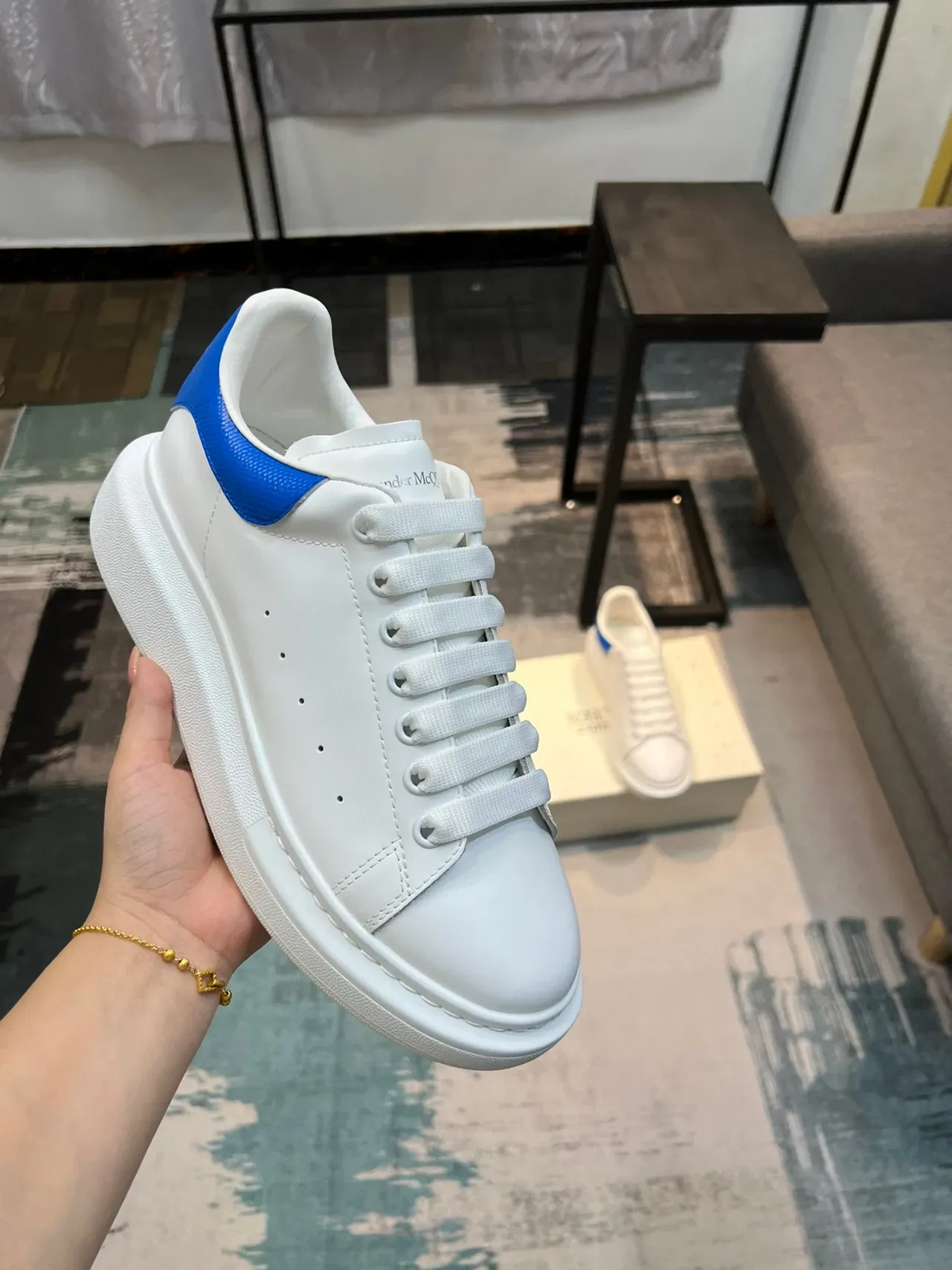 Alexander McQueen 白色蓝色 超大运动鞋 平台鞋底 光滑皮革鞋面 生活方式运动鞋 6