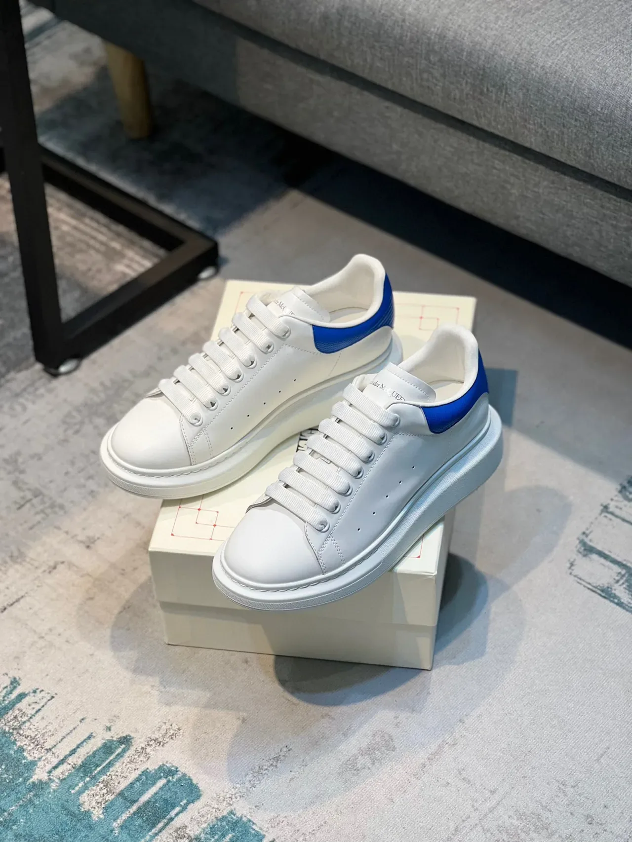 Alexander McQueen 白色蓝色 超大运动鞋 平台鞋底 光滑皮革鞋面 生活方式运动鞋 7