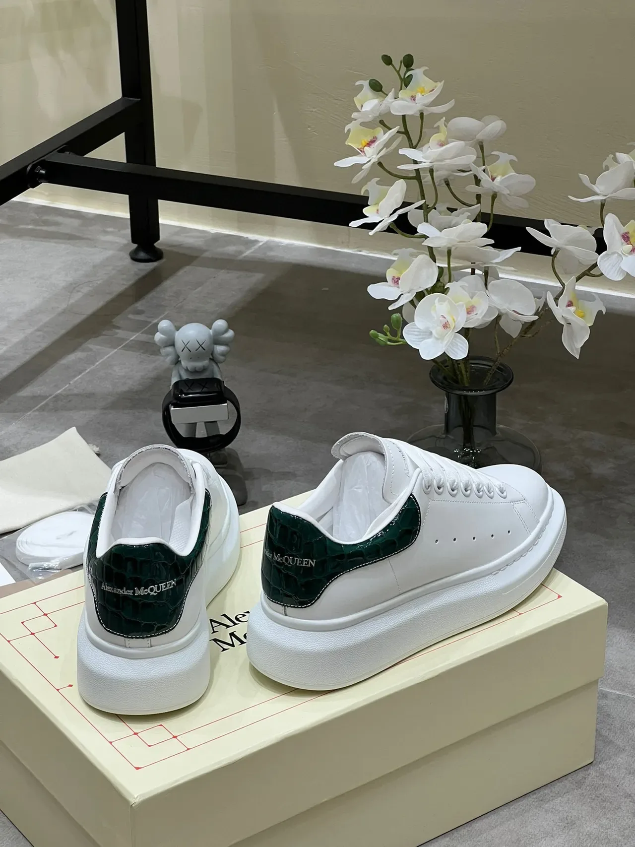 Alexander McQueen Sneaker Oversized Blanc Vert Semelle Plateforme Cuir Supérieur Lifestyle Sneakers 4