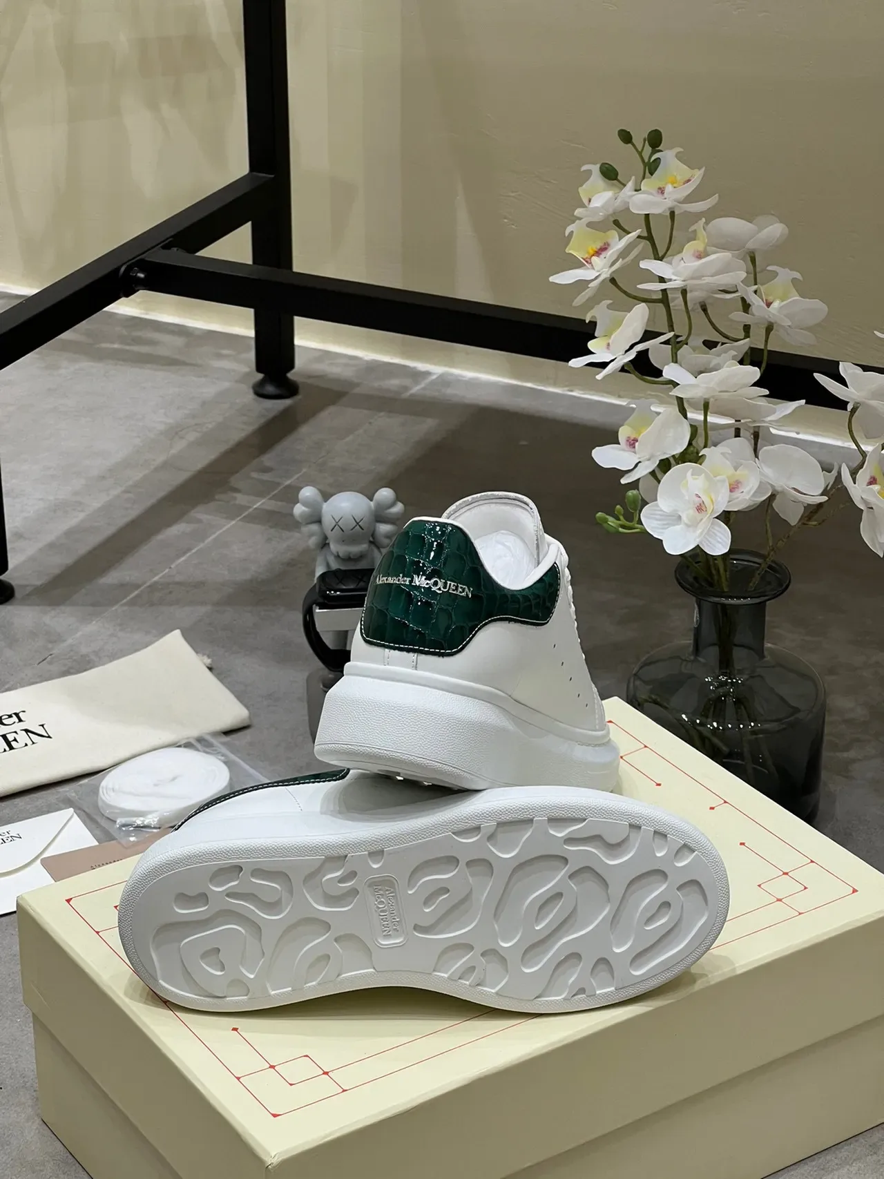 Alexander McQueen Sneaker Oversized Blanc Vert Semelle Plateforme Cuir Supérieur Lifestyle Sneakers 5