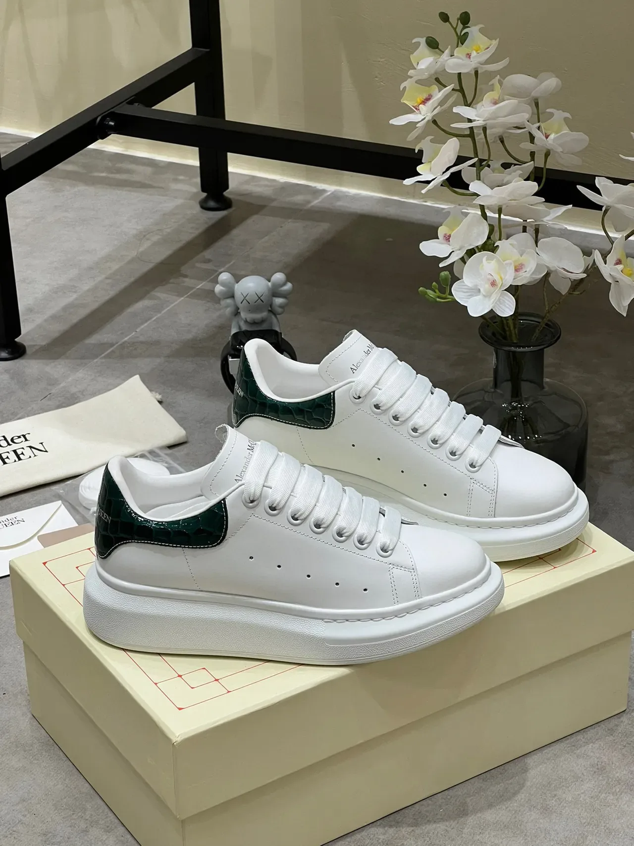 Alexander McQueen Sneaker Oversized Blanc Vert Semelle Plateforme Cuir Supérieur Lifestyle Sneakers 7