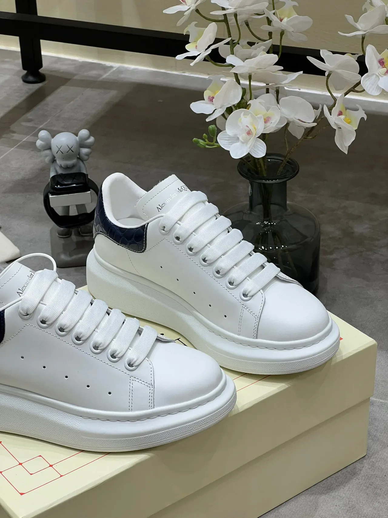 Alexander McQueen ওভারসাইজড স্নীকার সাদা নেভি প্ল্যাটফর্ম সোল মসৃণ চামড়া উপর লাইফস্টাইল স্নীকার 2