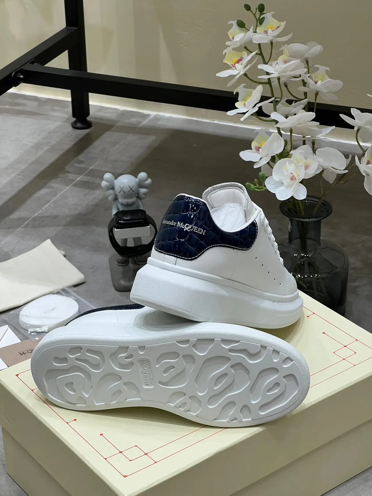 Alexander McQueen ওভারসাইজড স্নীকার সাদা নেভি প্ল্যাটফর্ম সোল মসৃণ চামড়া উপর লাইফস্টাইল স্নীকার 3