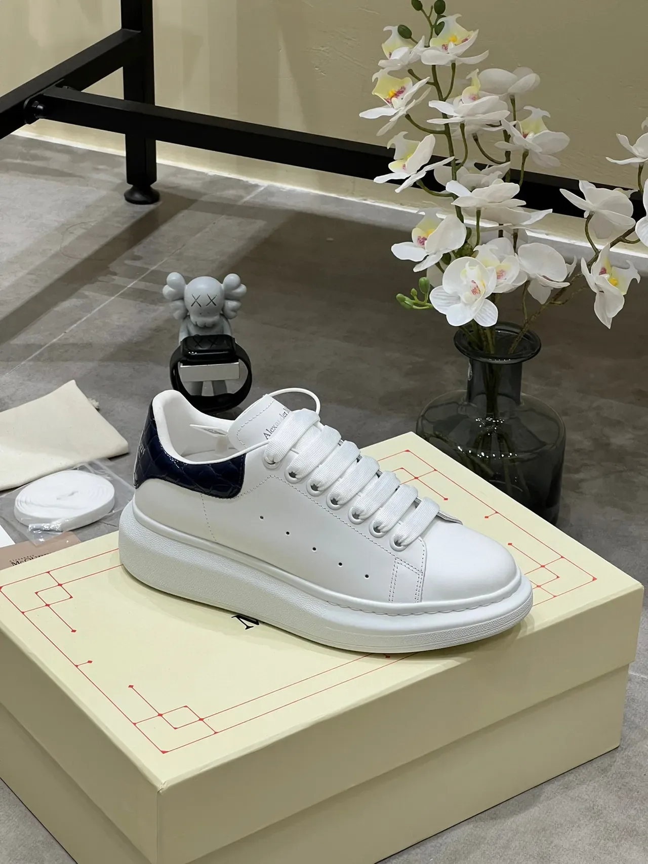 Alexander McQueen ওভারসাইজড স্নীকার সাদা নেভি প্ল্যাটফর্ম সোল মসৃণ চামড়া উপর লাইফস্টাইল স্নীকার 4