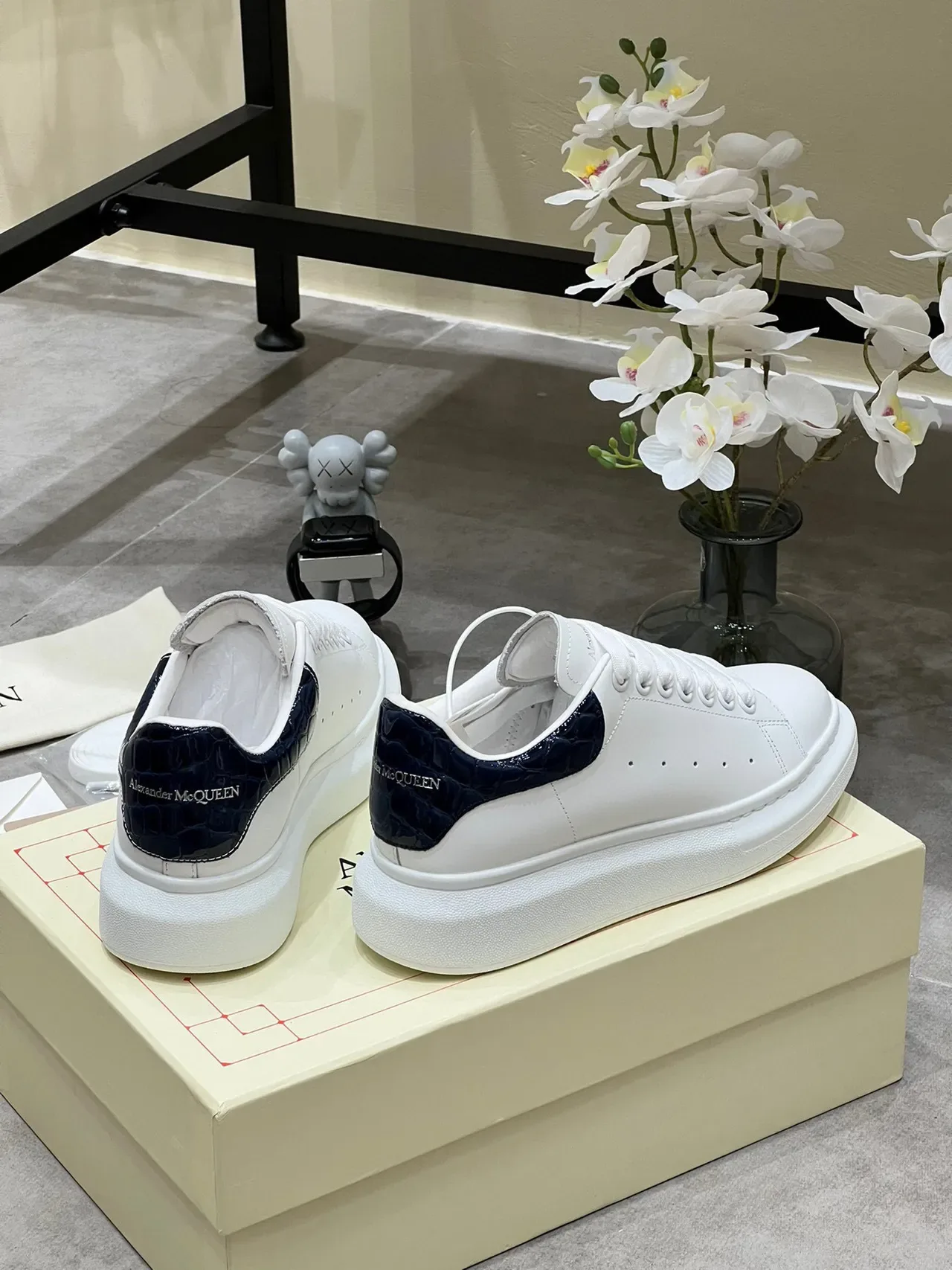 Alexander McQueen ওভারসাইজড স্নীকার সাদা নেভি প্ল্যাটফর্ম সোল মসৃণ চামড়া উপর লাইফস্টাইল স্নীকার 5