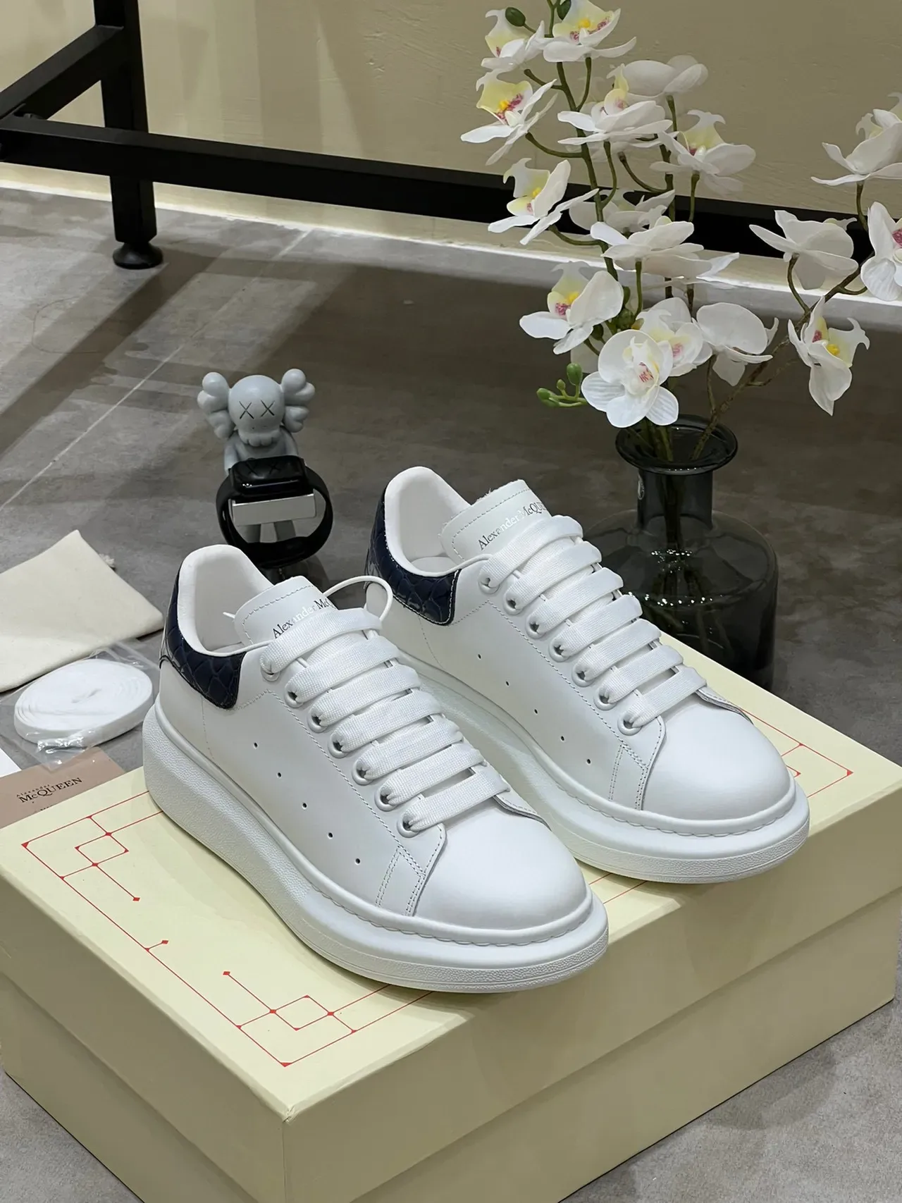 Alexander McQueen ওভারসাইজড স্নীকার সাদা নেভি প্ল্যাটফর্ম সোল মসৃণ চামড়া উপর লাইফস্টাইল স্নীকার 6