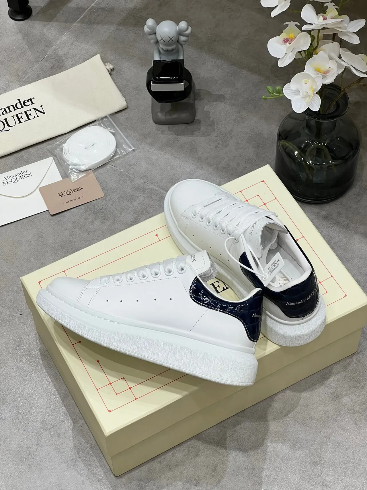 Alexander McQueen ওভারসাইজড স্নীকার সাদা নেভি প্ল্যাটফর্ম সোল মসৃণ চামড়া উপর লাইফস্টাইল স্নীকার 7