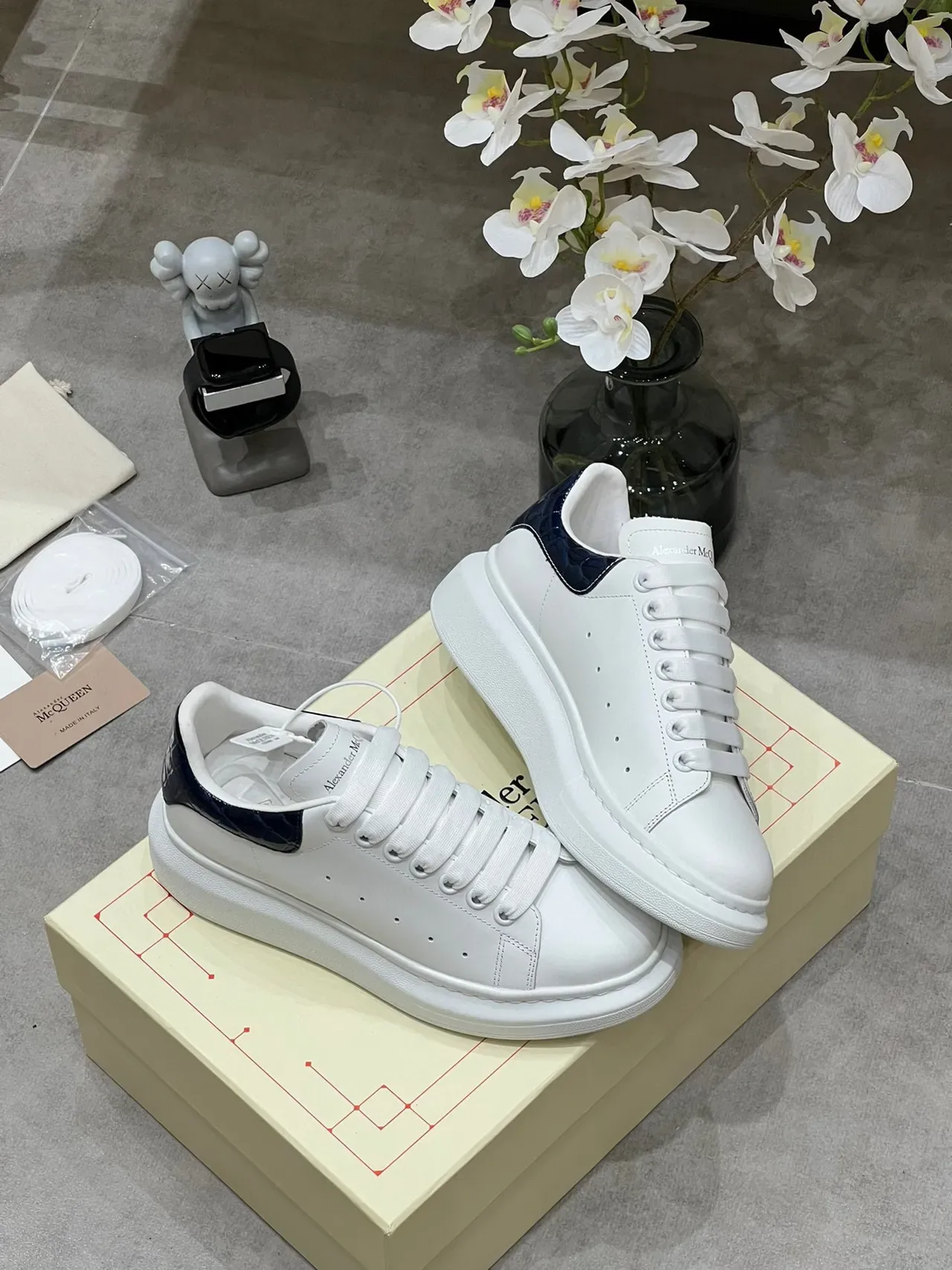 Alexander McQueen ওভারসাইজড স্নীকার সাদা নেভি প্ল্যাটফর্ম সোল মসৃণ চামড়া উপর লাইফস্টাইল স্নীকার 8