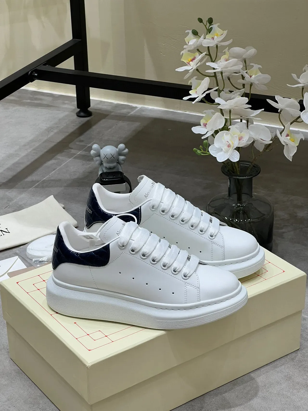 Alexander McQueen ওভারসাইজড স্নীকার সাদা নেভি প্ল্যাটফর্ম সোল মসৃণ চামড়া উপর লাইফস্টাইল স্নীকার 9