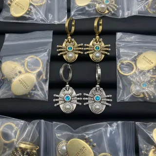 Alexander McQueen मकड़ी का खोपड़ी मोती और क्रिस्टल कानों की अँगूठियाँ
